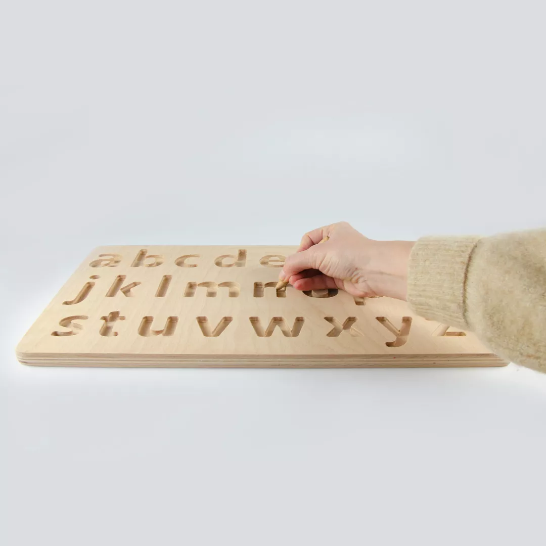 Tablă din lemn - litere mici de tipar